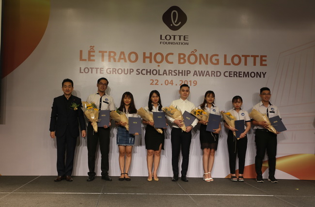 54[-]sinh[-]viên[-]xuất[-]sắc[-]nhận[-]học[-]bổng[-]LOTTE[-]“Thắp[-]sáng[-]tương[-]lai”